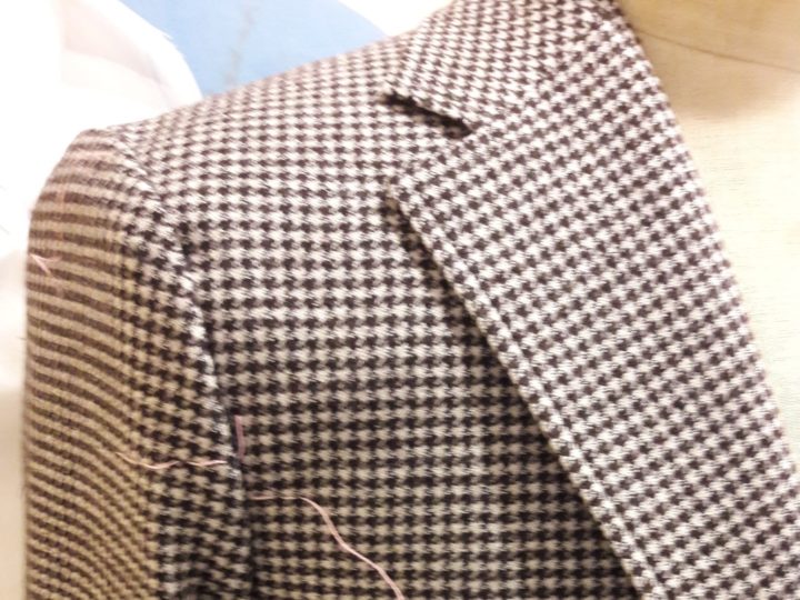 Retouche de manche de veste homme par le haut